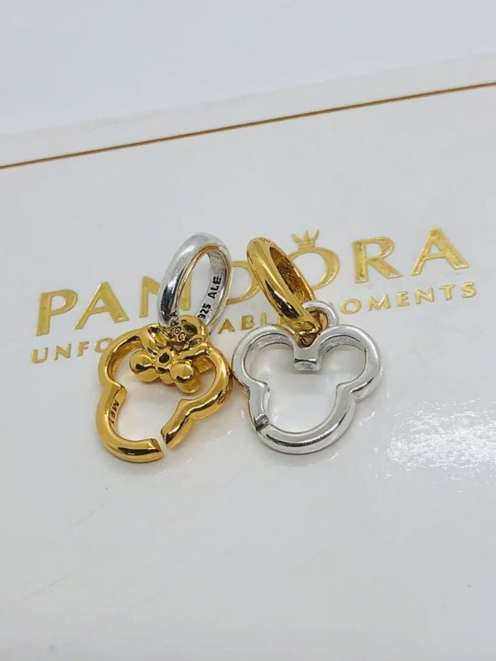Pandora Disney Mickey Mouse & Minnie Mouse Splittable Dangle Charm - Picture 2 of 4